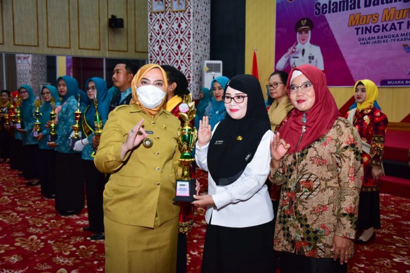 Bupati Musi Rawas Hj Ratna Machmud menghadiri Grand Final Lomba Paduan Suara Mars Musi Rawas Mantab, (18/4) 