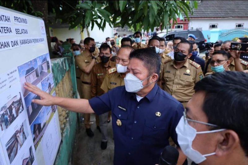 Gubernur Sumsel H Herman Deru meninjau Bedah rumah tak layak huni di Plaju, Palembang, (18/4) 