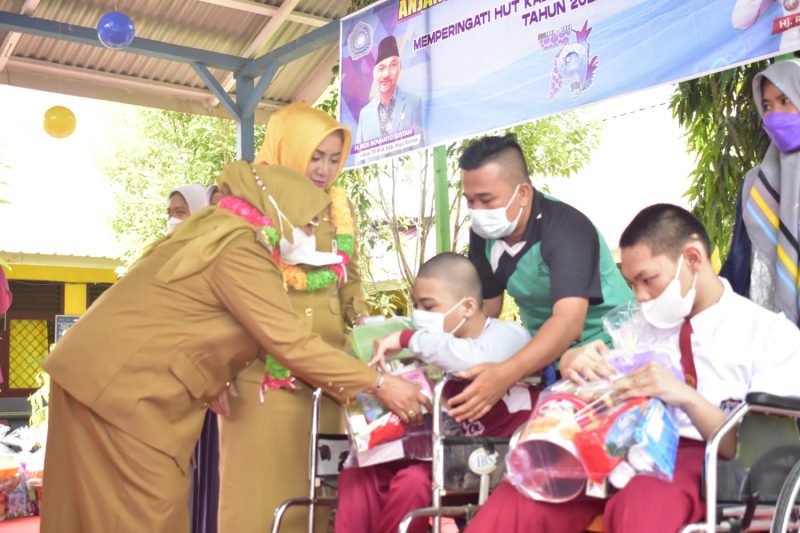 Duo Srikandi Musi Rawas, Hj Ratna Machmud dan Hj Ratna Burlian melakukan anjangsana ke SLB Negeri di Desa Mataram, Kecamatan Tugumulyo, (19/4) 