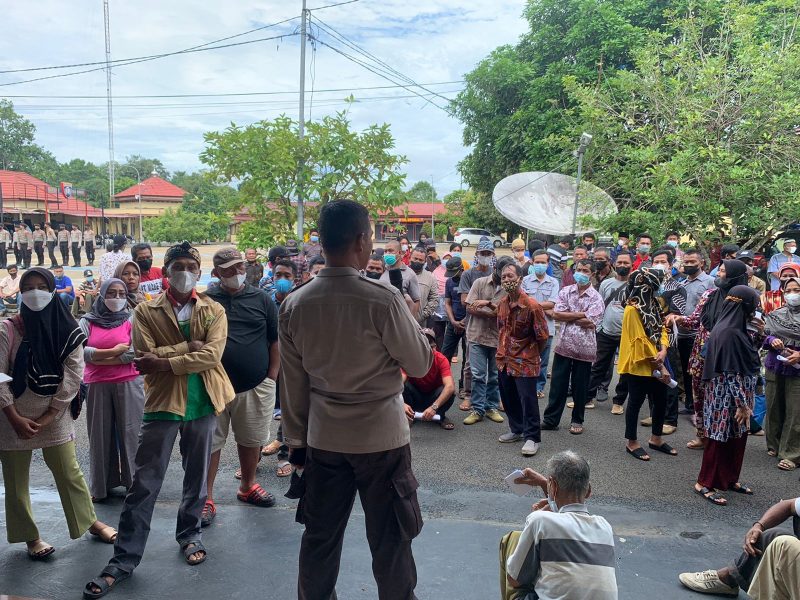 Pedagang kaki lima di wilayah Kabupaten Musi Rawas mendapatkan bantuan tunai PKL, warung dan nelayan di Polres Musi Rawas, (26/4) 