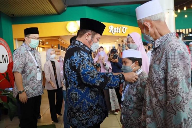 Gubernur Sumsel H Herman Deru melepas jemaah umroh, (7/5) 
