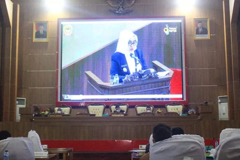 Bupati Musi Rawas Hj Ratna Machmud menyampaikan dan menjelaskan dua usulan Raperda dalam rapat paripurna DPRD Kabupaten Musi Rawas, (8/3)