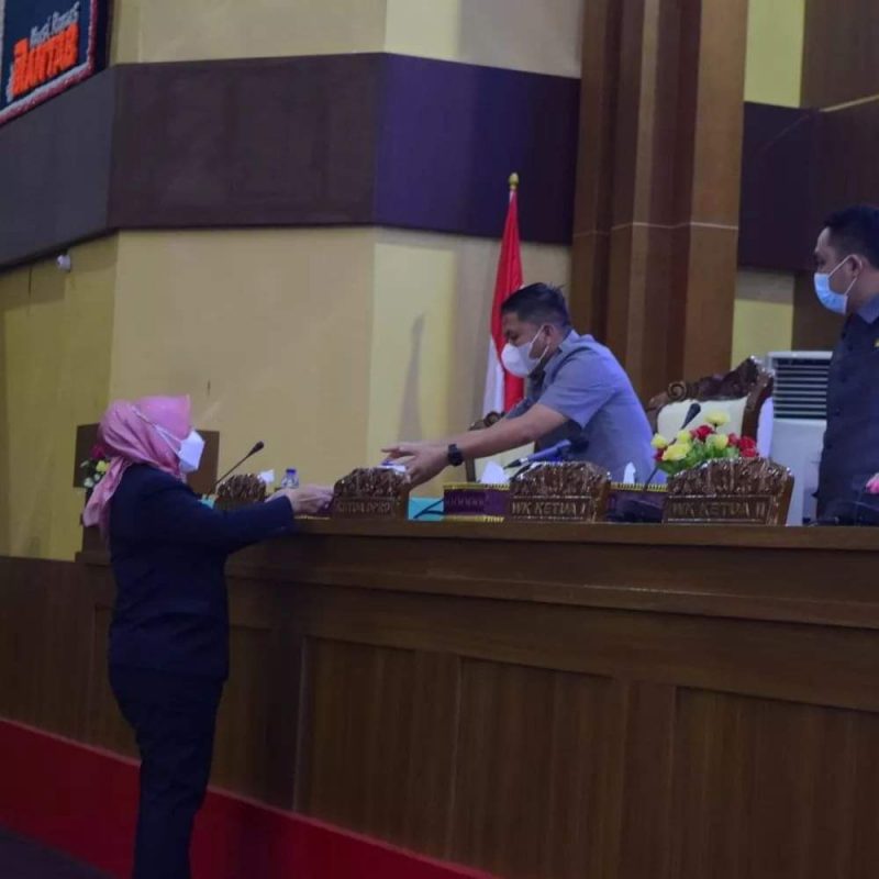 Bupati Musi Rawas Hj Ratna Machmud menyerahkan Dua Raperda kepada Ketua DPRD Musi Rawas Azandri, (9/3) 