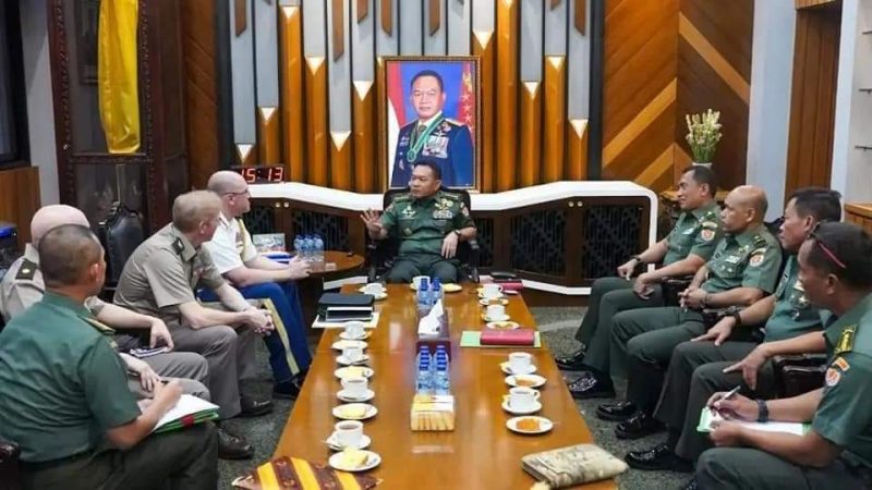 Kepala Staf Angkatan Darat (Kasad) Jenderal TNI Dudung Abdurachman, S.E., M.M., menerima kunjungan Atase Darat Amerika Serikat untuk Indonesia Kolonel Theodore Liebreich di Markas Besar Angkatan Darat, (12/5) 