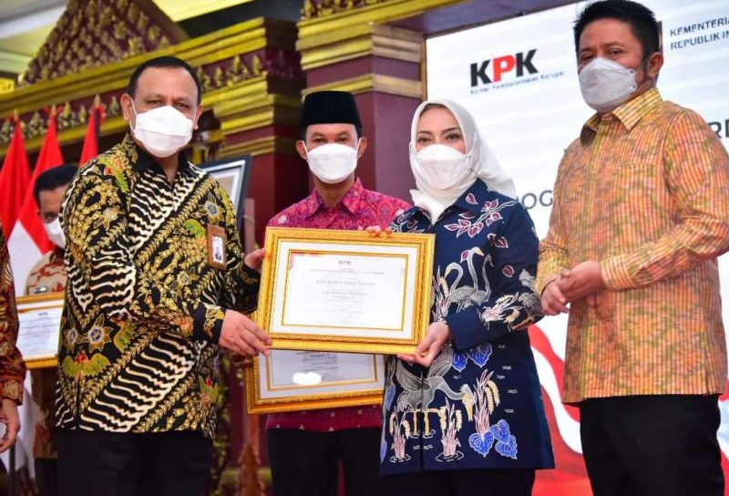 Bupati Musi Rawas Hj Ratna Machmud menerima penghargaan dari KPK RI, (19/5) 