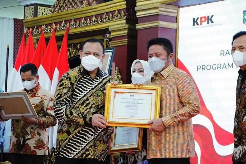 Ketua KPK RI Firly Bahuri menyerahkan penghargaan kepada Gubernur Sumsel H Herman Deru