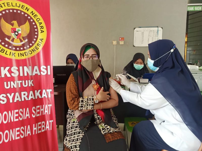 Pelayanan vaksinasi kepada masyarakat