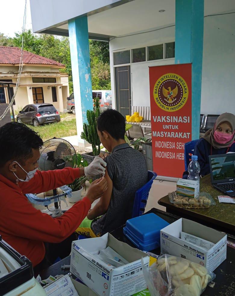 Petugas kesehatan Puskesmas melayani suntik vaksin kepada warga