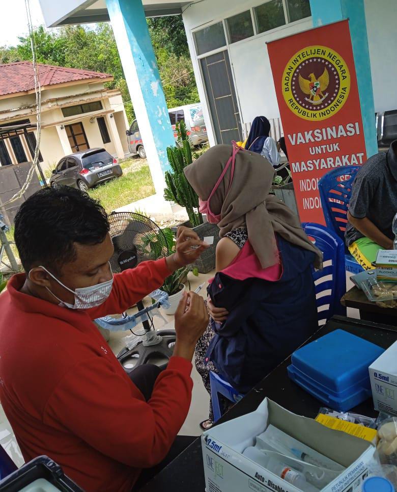 Petugas kesehatan memberikan pelayanan suntik vaksin