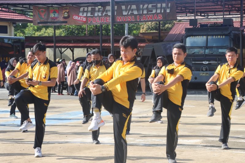 Personil Polres Musi Rawas melakukan senam