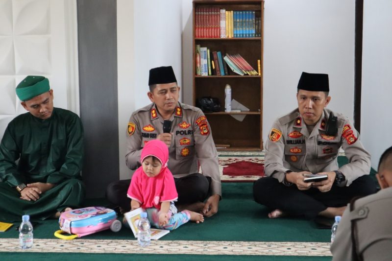 Kapolres Musi Rawas AKBP Achmad Gusti Hartono didampingi Wakapolres Musi Rawas Kompol Willian Harbensyah pimpin kegiatan doa bersama di Mapolres Musi Rawas, (24/5) 