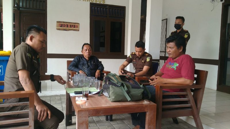 Staf Seksi Intelijen Kejari Lahat M. Abby Habibullah, SH dan Noval Andika, SH berikan penjelasan kepada wartawan, (24/5) 