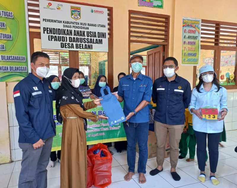 Tim SRMD menyerahkan bantuan kepada masyarakat di Muratara