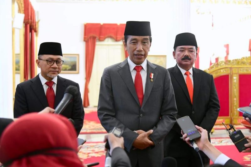 Presiden Joko Widodo dan Menteri Perdagangan Zulkifli Hasan serta Menteri ATR/BPN Hadi Tjahjanto