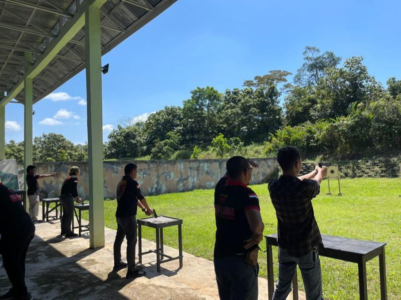 Anggota Opsnal Satreskrim Polres Musi Rawas saat melakukan latihan menembak di lapangan tembak Perbaiki Musi Rawas, Muara Beliti, (1/6) 