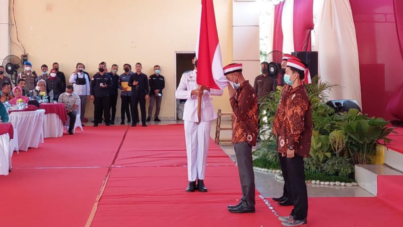 Eks anggota NII di OKU Timur mengikrarkan diri kembali kepangkian NKRI dengan memcium Sang Saka Merah Putih di hadapan Gubernur Sumsel dan Kapolda Sumsel, (2/6)