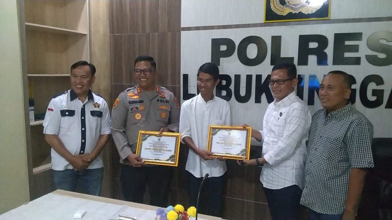 Penyerahan penghargaan PWI Mura bersama PWI Lubuklinggau atas ungkap kasus begal wartawan