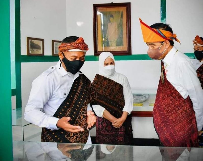 Presiden Jokowi didampingi Ibu Iriana Jokowi saat mengunjungi tempat pengasingan Rumah Pengasingan Bung Karno di Kabupaten Ende, Provinsi Nusa Tenggara Timur (NTT), (1/6) 