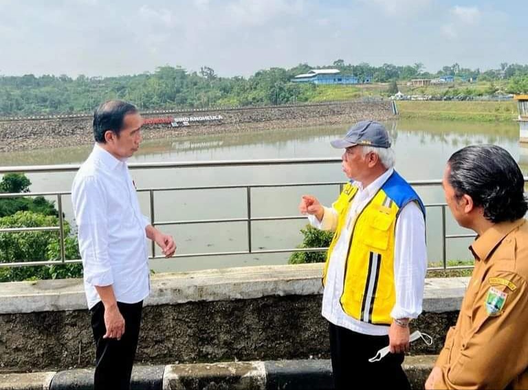 Presiden Joko Widodo bersama Menteri PU PR Basuki Hadimuljono saat meninjau Bendungan Sindangheula yang terletak di Kabupaten Serang, Provinsi Banten