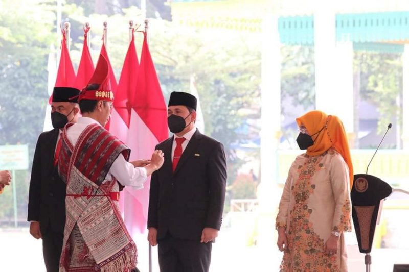 Walikota Lubuklinggau H SN Prana Putra Sohe menerima penghargaan Satya Lencana Wira Karya dari Presiden RI Joko Widodo