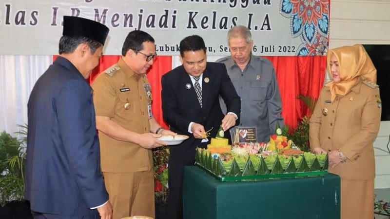 Pemotongan Tumpeng pada acara syukuran kenaikan kelas Pengadilan Negeri Lubuklinggau menjadi Kelas IA