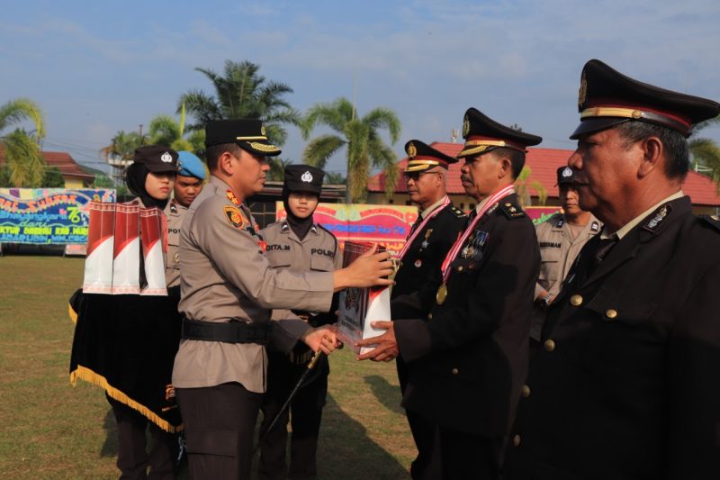Kapolres Musi Rawas AKBP Achmad Gusti Hartono memberikan selamat dan apresiasi kepada delapan personil Polres Musi Rawas yang purna tugas