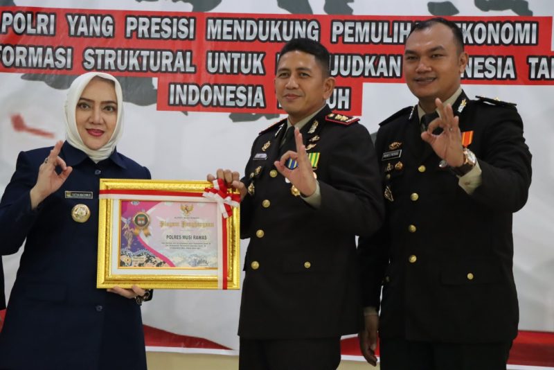 Bupati Musi Rawas berikan pengharagaan kepada Kapolres Musi Rawas