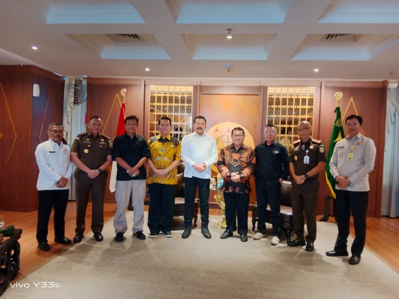 Foto Bersama Jaksa Agung beserta jajaran dan Ketua Umum SMSI beserta pengurus