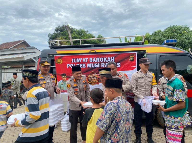 Kapolres Musi Rawas AKBP Achmad Gusti Hartono melaksanakan Jumat Barokah di Masjid Nurul Huda, Desa Semeteh, Kecamatan Muara Lakitan