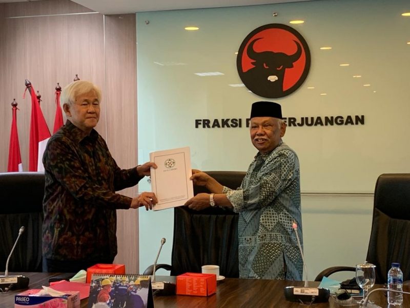 Ketua Dewan Pers Prof Azyumardi Azra menyerahkan Daftar Inventarisasi Masalah (DIM) Rancangan Kitab Undang-undang Hukum Pidana (RKUHP) versi Dewan Pers kepada anggota Komisi 3 DPR dari Fraksi PDI Perjuangan (FPDIP), Ichsan Soelistio di Gedung DPR, (8/8) 