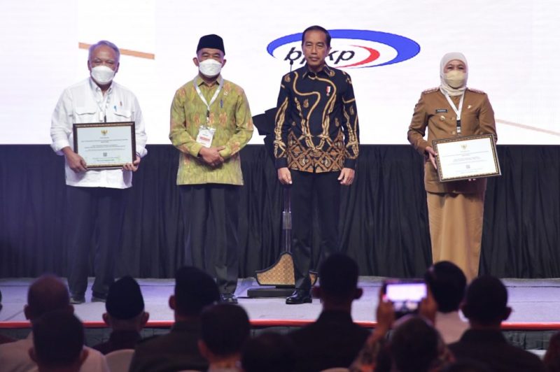 Presiden Jokowi didampingi Menko PMK Muhadjir Effendy menyerahkan data P3KE kepada Menteri PUPR Basuki Hadimuljono dan Gubernur Jatim Khofifah Indar Parawansa