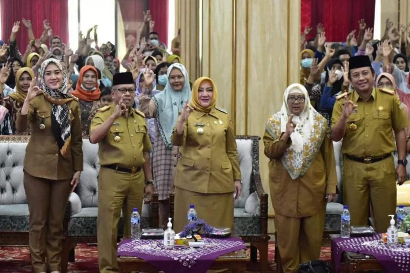 Bupati Musi Rawas Hj Ratna Machmud saat menghadiri kegiatan Komunikasi, Informasi dan Edukasi (KIE)  Keamanan Pangan di Kabupaten Musi Rawas, Selasa (13/9/2022) di Auditorium Setda Musi Rawas. 