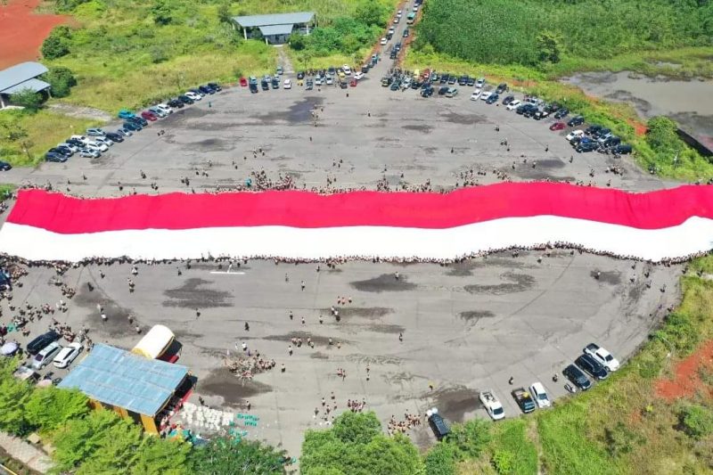 Bendera Merah Putih sepanjang 3000 meter terbentang di tengah-tengah Bundaran Agropolitan Muara Beliti pada Peringatan HUT Pramuka ke 61 tahun 2022