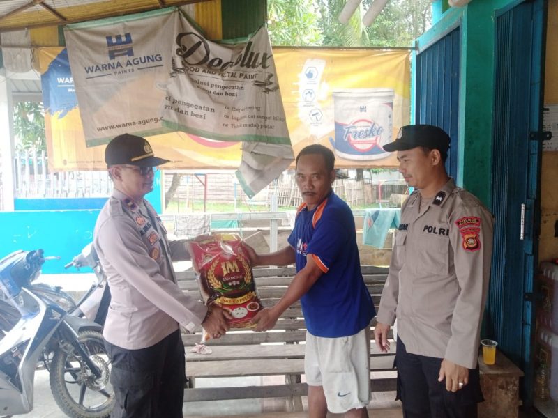 BANTUAN-Anggota Polres Musi Rawas saat menyalurkan bantuan kepada masyarakat di Kelurahan Muara Kelingi, Kecamatan Muara Kelingi, Kabupaten Musi Rawas, Selasa (6/9/2022). Ft ist
