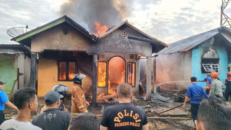 Satu unit rumah di Gang Kuweni RT. 003 Kelurahan Megang Kecamatan Lubuklinggau Utara Dua hangus terbakar dilahap Si Jago Merah, (8/9) 
