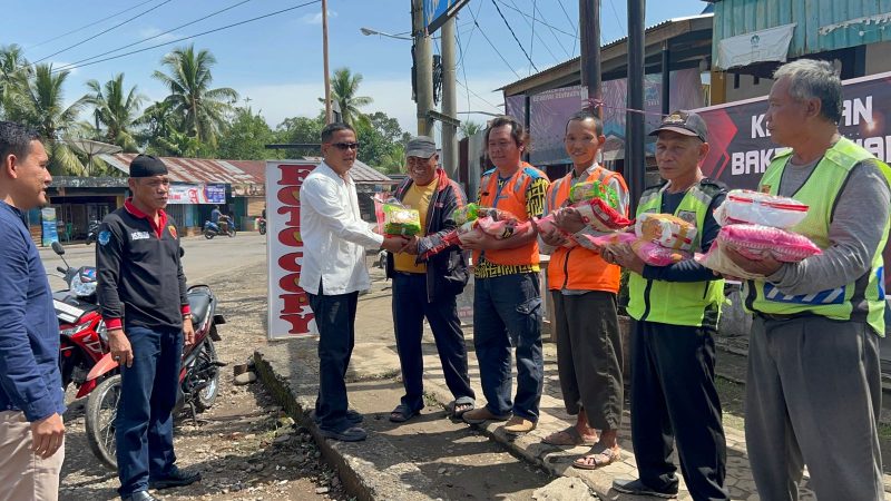 Pembagian sembako kepada warga oleh Kasat Reskrim Polres Musi Rawas AKP Deddi Rahmad Hidayat bersama Tim Landak Satreskrim Polres Musi Rawas, (9/9) 