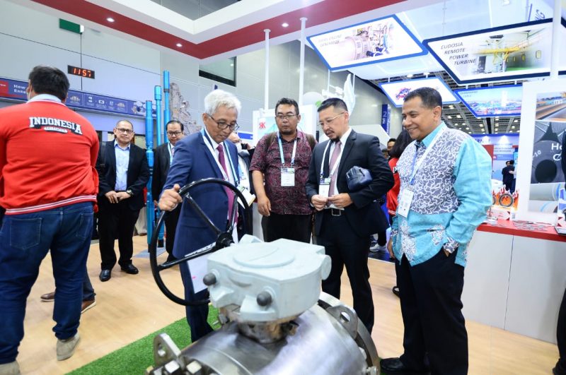 perusahaan dan pabrikan lokal yang tergabung dalam Indonesia Pavilion mempresentasikan produk-produk unggulannya di rangkaian sesi presentasi bisnis