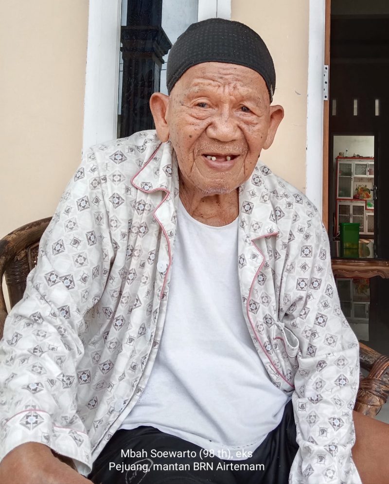 Mbah Suwarto (98 th), satu-satunya mantan pejuang BRN Airtemam yang masih hidup. [Dokpri: Hendy UP, 9 Sept 2022].