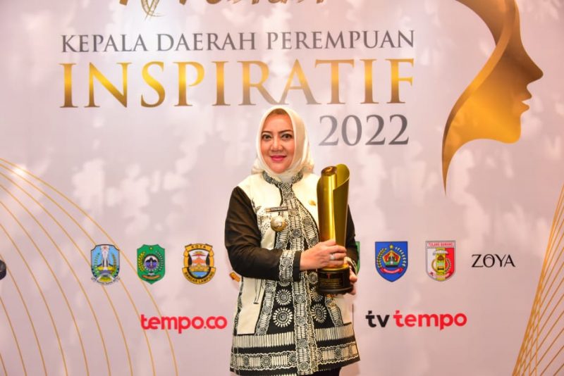Bupati Musi Rawas Hj Ratna Machmud menerima penghargaan sebagai Kepala Daerah Perempuan Terinovatif versi Tempo Media Group