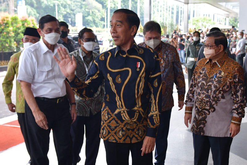 Presiden Jokowi didampingi Sekretaris Kabinet Pramono Anung dalam pengarahan kepada seluruh menteri, kepala lembaga, kepala daerah, pimpinan BUMN, pangdam, kapolda, dan kajati, di JCC