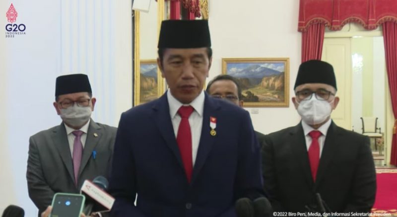 Presiden Jokowi bersama Menpan RB saat menyampaikan keterangan pers