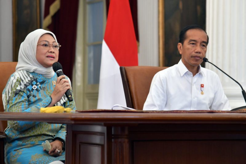 Menaker Ida Fauziyah dalam keterangan pers bersama Presiden RI Joko Widodo dan Menteri Sosial Tri Rismaharini di Istana Merdeka, (16/9).