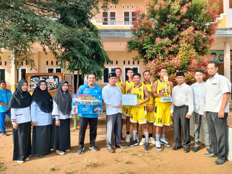 JUARA-Kepala MA Riyadhus Sholihin Munir Fatoni M.Pd I saat memberikan bonus kepada Tim Basket Putra MA Riyadhus Sholihin karena berhasil meraih juara dalam ajang 3x3 basketball Compitition di Lubuklinggau. Ft ist