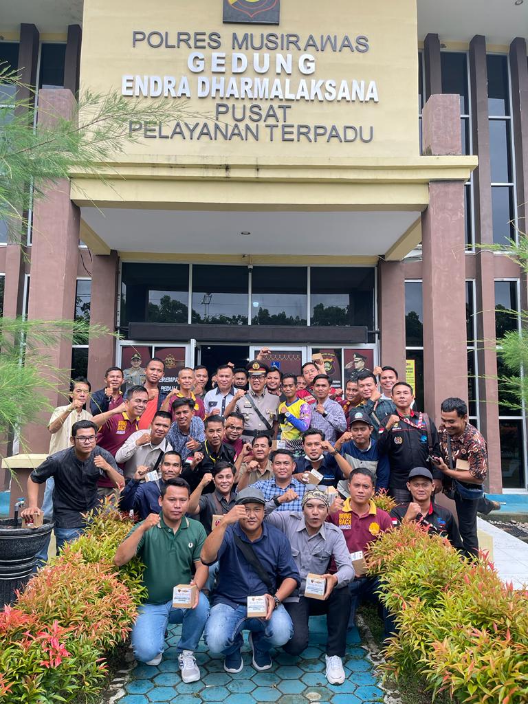 Foto bersama Kasat Reskrim Polres Musi Rawas AKP Deddi Rahmad Hidayat bersama para wartawan Musi Rawas