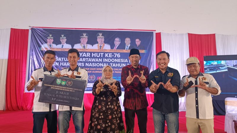 FOTO BERSAMA-Wakil Bupati Mura, Hj Suwarti didampingi Ketua PWI Mura, Jhuan Silitonga foto bersama denga kontingen PWI Mura yang berhasil menyabet juara II bulu tangkis