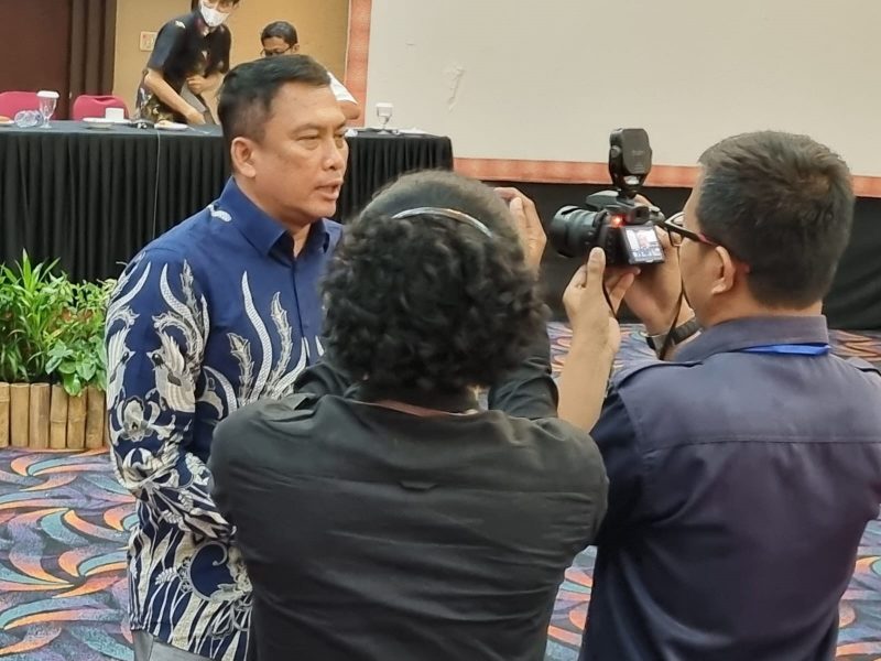 Pelaksana Tugas Ketua Dewan Pers, M Agung Dharmajaya, saat diskusi terbatas dan sosialisasi Indeks Kemerdekaan Pers (IKP) 2022 di Ternate, Maluku Utara