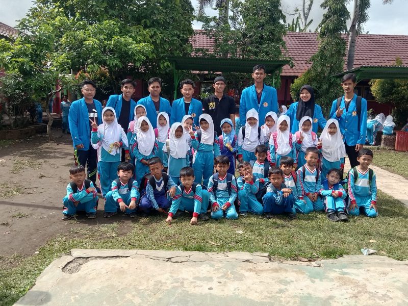 FOTO BERSAMA-Mahasiswa Universitas PGRI Silampari foto bersama dengan pelajar kelas 1 SDN 58 Lubuklinggau usai penelitian kemampuan motorik anak, Jumat (4/11).