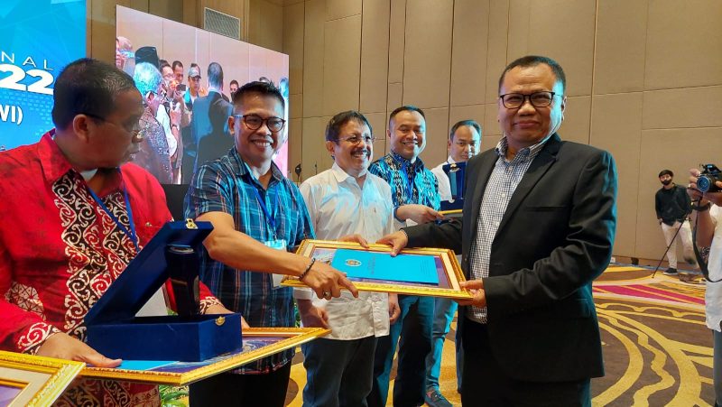 Ketua PWI Sumsel H Firdaus Komar terima penghargaan dari PWI Pusat atas penyelenggaraan UKW di Sumsel