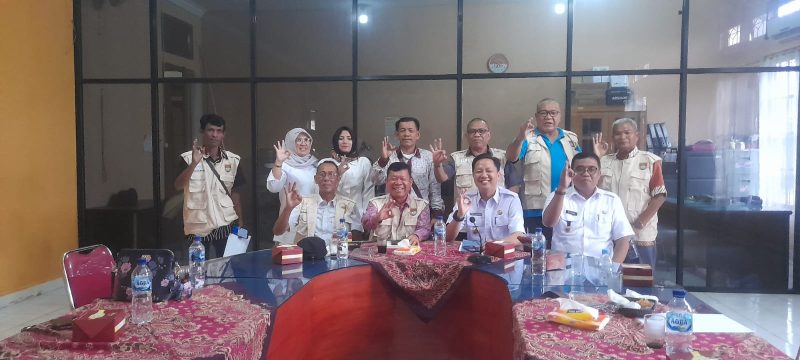 FOTO BERSAMA-Kepala Badan Kesbangpol Mura, Dody Irdiawan foto bersama dengan Ketua FPK Mura, H Thamrin Hasan beserta anggota FPK Mura usai rapat rutin yang dilaksanakan di ruang rapat Kantor Badan Kesbangpol Mura, Rabu (23/11).