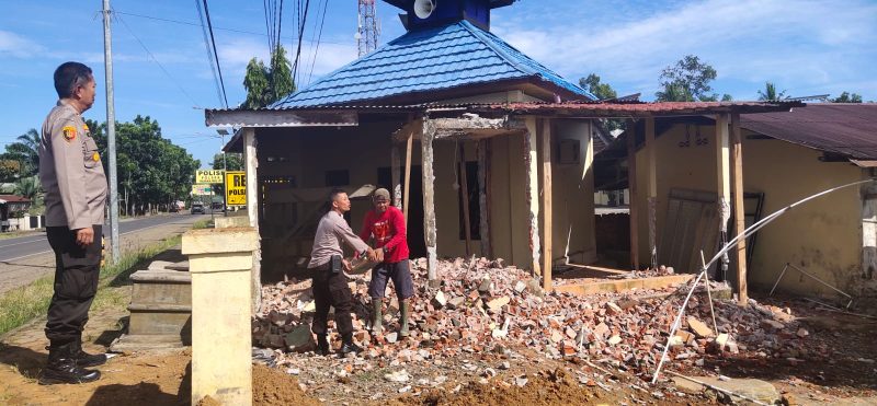 Personil Polsek Muara Beliti bersama warga bergotong royong rehab Mushollah Al Hikmah di Kecamatan Muara Beliti